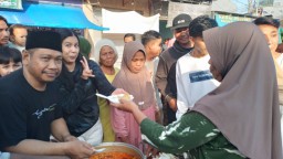 Tradisi Ketupat Gratis di Sukolilo Baru Bangkitkan Semangat Berbagi Junjung Kearifan Lokal