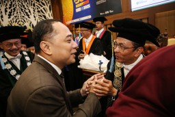Wali Kota Eri Cahyadi Hadiri Pelantikan Rektor Unair: Perkuat Komitmen Kolaborasi untuk Surabaya