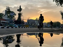 Patung Ayam Jago di Lidah Wetan Bukan Sekadar Ornamen, Wali Kota Eri: Itu Simbol Perjuangan Cikal Bakal Surabaya!