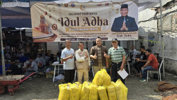 Ketua Komisi A DPRD Surabaya Salurkan Puluhan Hewan Kurban dan Ratusan Paket Daging Kurban ke Warga dan Pekerja Lapangan