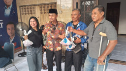 Partai Demokrat Surabaya Bagikan Setibu Paket Daging Kurban