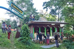 Musholla Bumper Kakek Bodo Direnovasi Oleh Komunitas Pegiat Alam Bebas