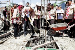 Walikota Eri Letakkan Batu Pertama Tandai Pembangunan Gedung Pramuka