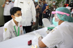 Ribuan Pelajar Surabaya Ikuti Vaksinasi Massal Serentak se-Indonesia
