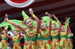Festival Remo Yosakoi di Balai Kota Pada Perayaan Ke-25 Tahun