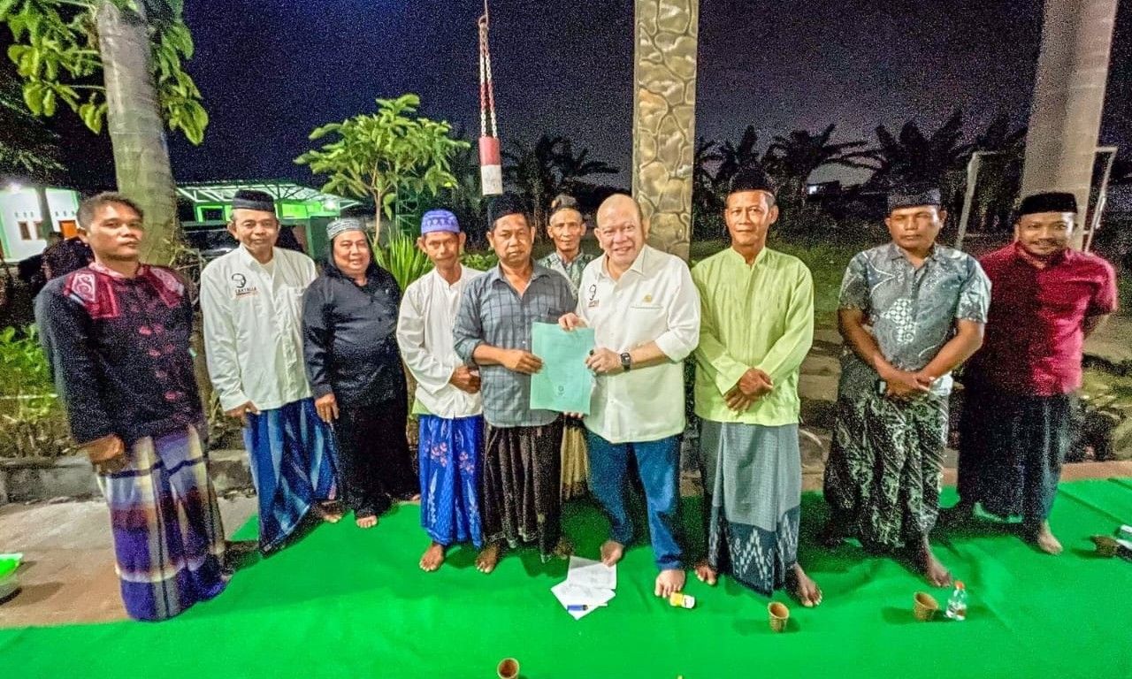LaNyalla M. Mattalitti (tengah) saat menerima aspiraai petani Madiun. (Tim)
