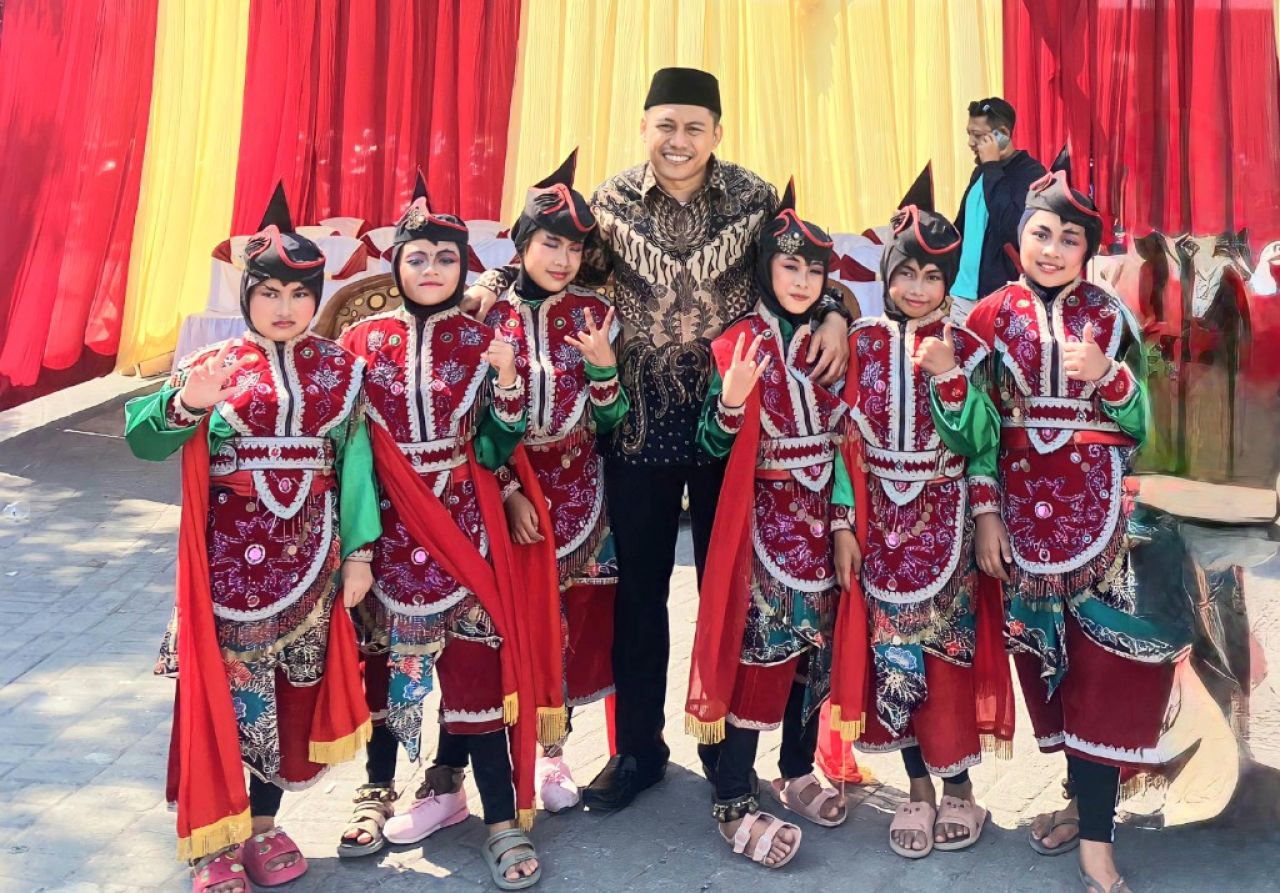 Anggota Komisi D DPRD Kota Sirabaya, Abdul Ghoni MN di tengah para siswa dalam sebuah kesempatan. (Tim)