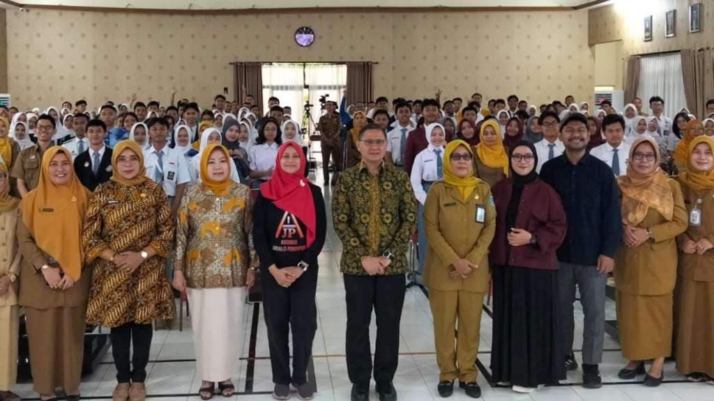 Caption : Kepala Dinas Pendidikan Jatim, Aries Agung Paewai (tengah), Ketua AJP Hentty Kartika Sari (berhijab merah), Kepala Cabang Dinas Pendidikan Wilayah Malang, Hj. Hastini Ratna Dewi. (Endang)