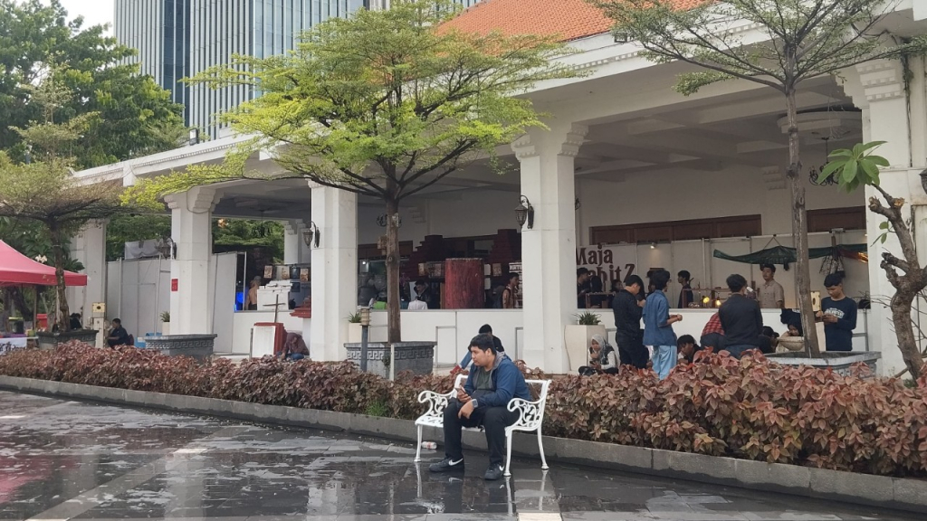 Suasana selasar balai pemuda yang dipenuhi stand pameran SMKN 12 Surabaya. (Sofy)