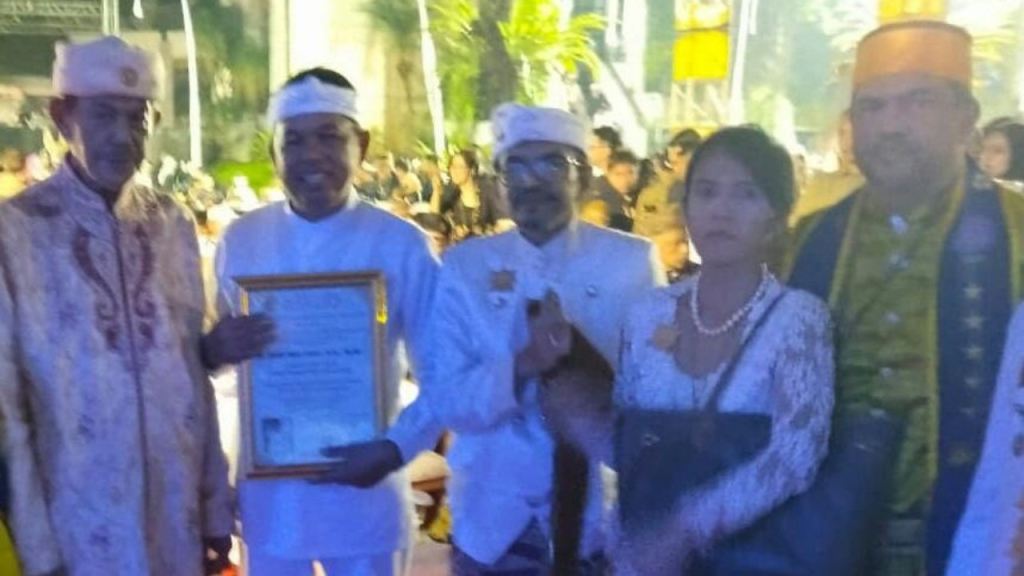 KDM saat penyematan Lencana Emas Nusantara Agung. (Tim)