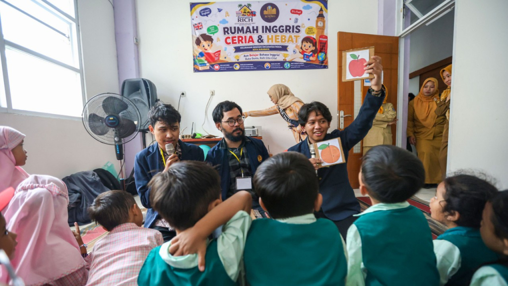 Belajar Bahasa Inggris Gratis di Pakal. (Kominfo Surabaya)