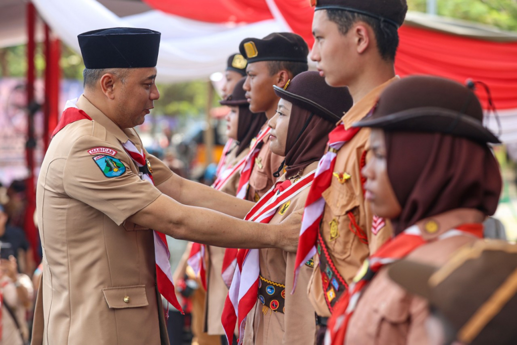 Wali Kota Surabaya Eri Cahyadi saat gelar pemecahan tiga rekor MURI di Stadion GBT. (Kominfo Surabaya)