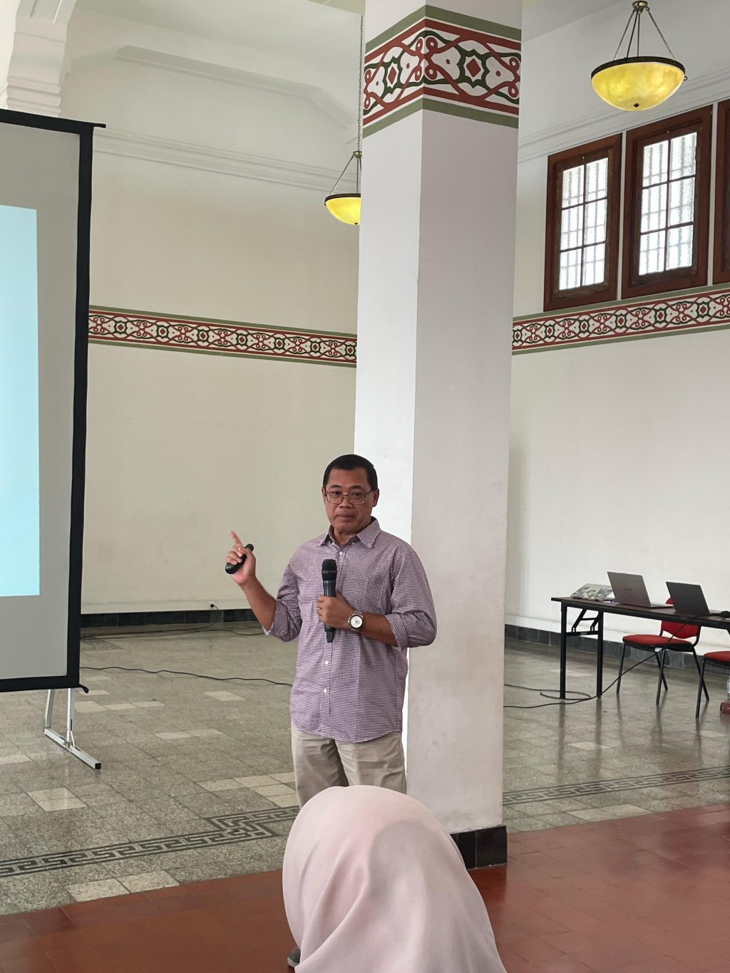 Prof.Dr.Purnawan Basundoro, M Hum, Guru Besar Fakultas Ilmu Budaya Unair (tim)