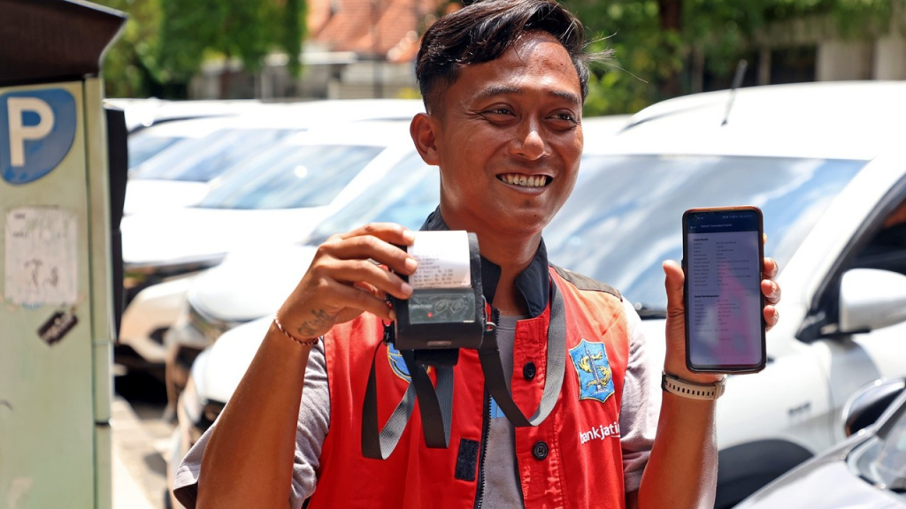 Salah satu petugas parkir digital di Kota Surabaya. (Kominfo Surabaya)