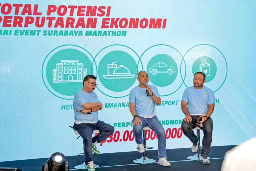 Wali Kota Eri (tengah) saat konferensi pers sueabaya marathon 2026. (Kominfo Surabaya)