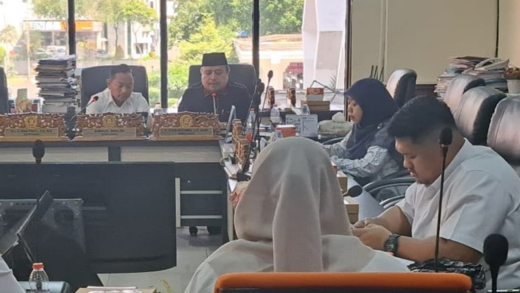 Johari Mustawan kedua dari kiri) saat rapat Pansus Raperda Jamsostek di Komisi D DPRD Kota Surabaya. (Tim)
