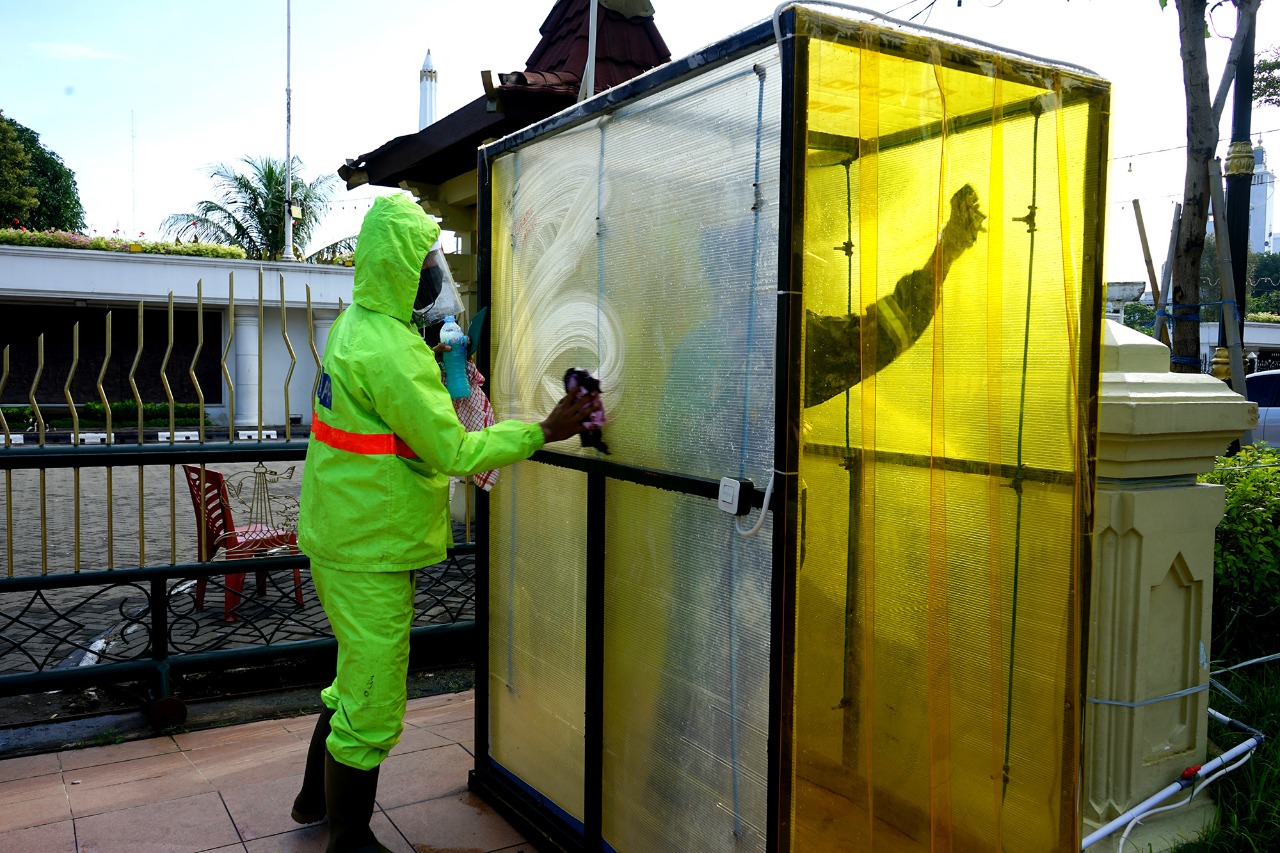 Walikota Surabaya Rawat Wastafel dan Bagi Masker